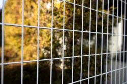 Pose de clôture en grillage souple chez un particulier  